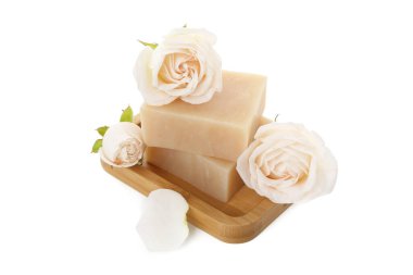 Aromatik sabun çubukları ve beyaza izole güller.