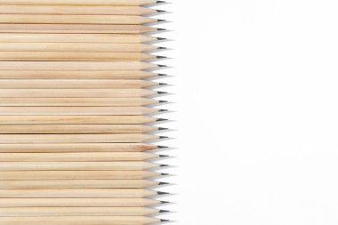 Beyaz zemin üzerinde birçok grafit kalem, düz yatıyordu. Metin için boşluk