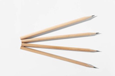 Beyaz zemin üzerinde birçok grafit kalem, düz yatıyordu