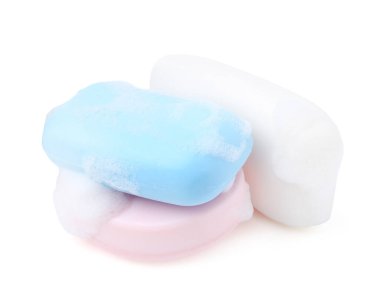 Köpüklü sabun çubukları beyaza izole edilmiş