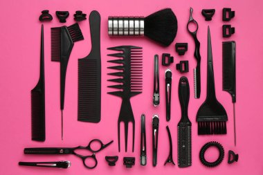 Pembe arka planda farklı kuaför aletleri, düz yatış