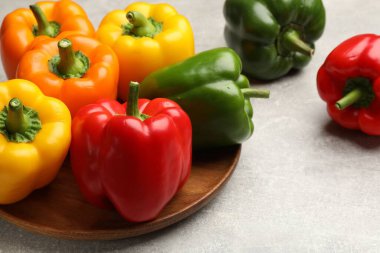 Gri desenli masada taze dolmalık biberler, yakın plan.