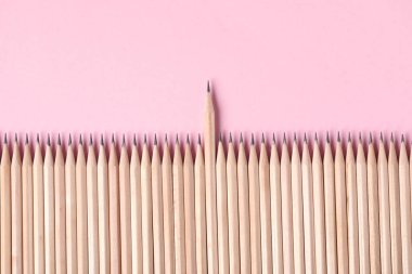 Pembe arka planda bir sürü grafit kalem var. Metin için boşluk