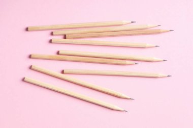 Pembe zemin üzerinde birçok grafit kalem, düz yatıyordu