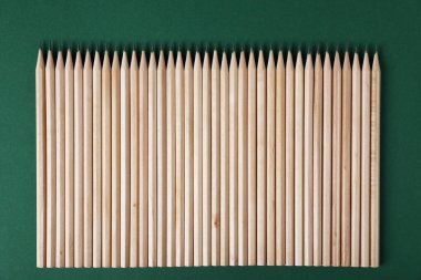 Yeşil zemin üzerinde birçok grafit kalem, düz yatıyordu