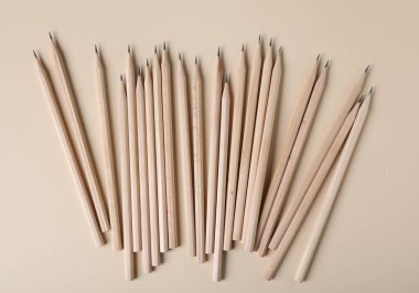 Bej arka planda birçok grafit kalem, düz yatıyordu