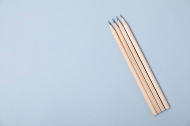 Gri arka planda bir sürü grafit kalem var. Metin için boşluk