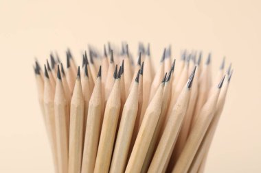 Bej arkaplanda birçok grafit kalem, yakın plan