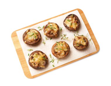 Eritilmiş peynirli lezzetli mantar ve kekik beyaza izole edilmiş.