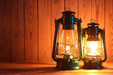 Ahşap masada eski gazyağı fenerleri, metin için boşluk