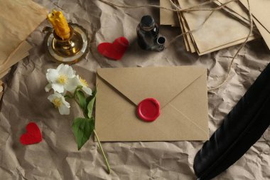 Düz kompozisyon ve masada aşk mektupları vardı.