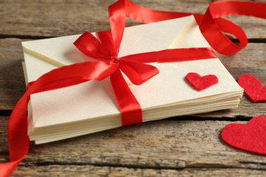 Aşk mektupları ve kağıt kalpler ahşap masada, yakın plan.