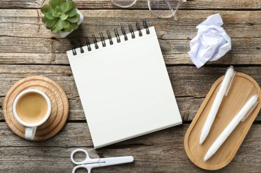 Düz kompozisyon, tahta masanın üzerinde boş bir defter.