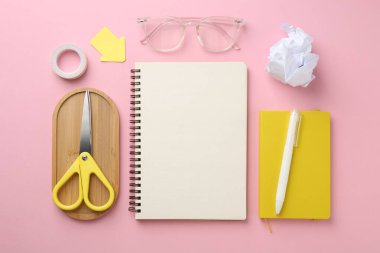 Pembe arka planda dizüstü bilgisayarlı düz kompozisyon