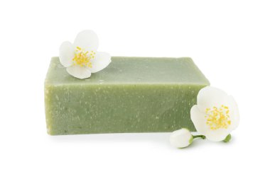 Sabun çubuğu ve yasemin çiçekleri beyaz üzerine izole edilmiş.