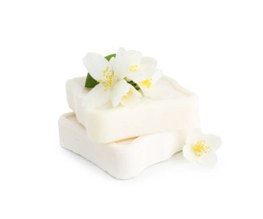 Sabun barları ve yasemin çiçekleri beyazda izole edilmiş.