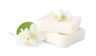 Sabun barları ve yasemin çiçekleri beyazda izole edilmiş.