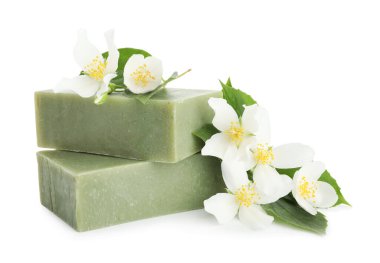 Sabun barları ve yasemin çiçekleri beyazda izole edilmiş.