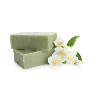Sabun barları ve yasemin çiçekleri beyazda izole edilmiş.