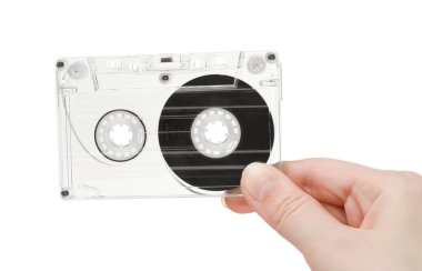 Beyaz arkaplanda ses kaseti olan kadın, yakın plan.