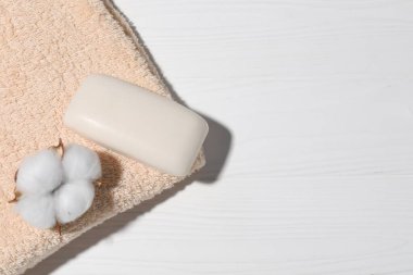 Sabun çubuğu, pamuk çiçeği ve beyaz ahşap masa, üst manzara. Metin için boşluk