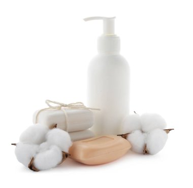 Sabun çubukları, bir şişe cilt ürünü ve beyaz üzerine izole edilmiş pamuk çiçekleri.