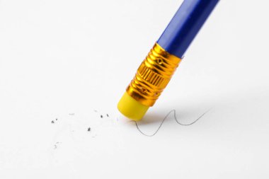 Beyaz arkaplanda silgisi olan kalem kullanılıyor, kapat