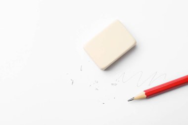 Kalem, silgi, beyaz arka planda karalama ve kırıntılar, düz yatış. Metin için boşluk
