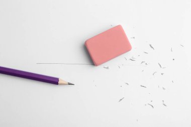 Kağıt tabaka üzerindeki grafit kalem ve silgi, üst görünüm