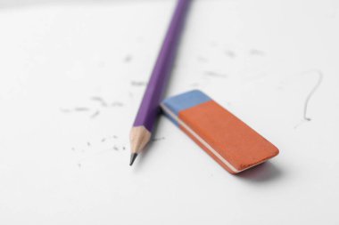 Kağıt tabaka üzerindeki grafit kalem ve silgi, yakın plan