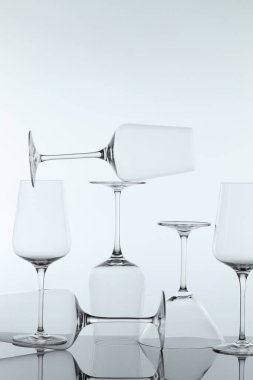 Ayna yüzeyinde pek çok temiz cam var.