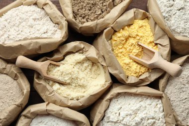 Tahta masadaki kağıt torbalarda farklı türde un var.