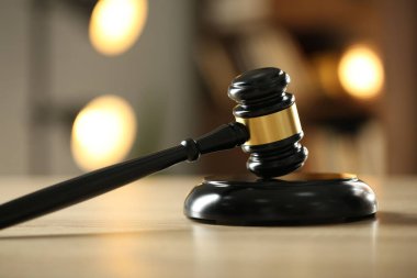Hakimin tokmağı ahşap masada bulanık arka planda, yakın plan