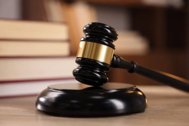 Yargıç tokmağı ve ahşap masa üzerindeki kitaplar, seçici odaklanma.