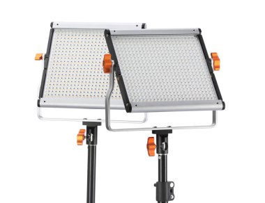 Profesyonel ışıklandırma ekipmanları beyaza izole edilmiş. Fotoğraf stüdyosu aracı