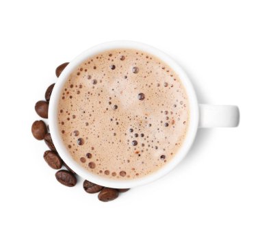 Bardakta romatik kahve ve beyaz kahve çekirdekleri.