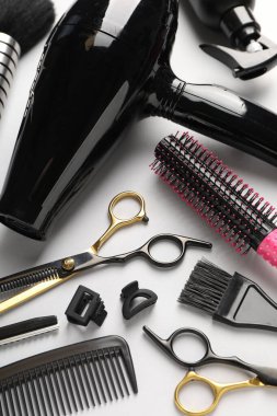 Açık gri arka planda farklı kuaför araçları, üst görünüm