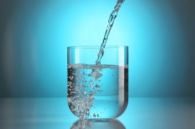 Açık mavi gradyan arkaplana karşı cam masaya su dökerek. Arka ışıklandırma