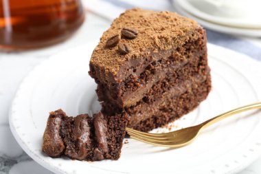 Kahve çekirdekli ve çatallı lezzetli çikolatalı kek, yakın plan.