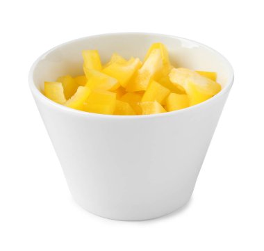 Taze sarı dolma biber parçaları beyaz kasede izole edilmiş.