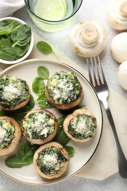 Masada servis edilen lezzetli mantarlar.