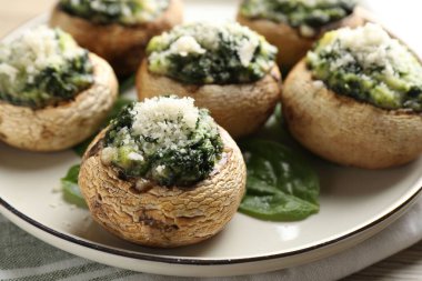 Masada servis edilen lezzetli mantarlar, yakın plan.