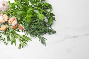 Farklı taze otlar ve baharatlar beyaz mermer masada, düz yerde. Metin için boşluk