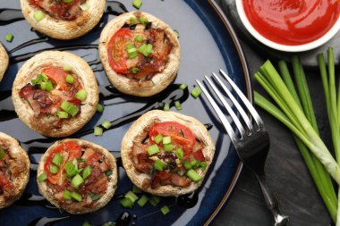 Siyah masada servis edilen lezzetli mantarlar.