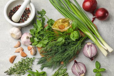 Gri masada farklı otlar ve baharatlar var.