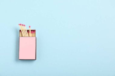 Açık mavi arkaplanda kibrit kutusu, üst görünümde. Tasarım için model