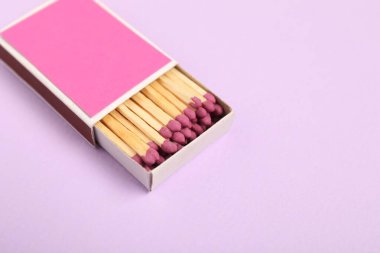 Kutudaki eşleşmeler menekşe arka planda, yakın plan. Tasarım için model