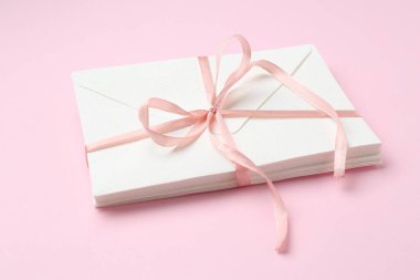 Pembe arka planda aşk mektupları yığını, yakın plan