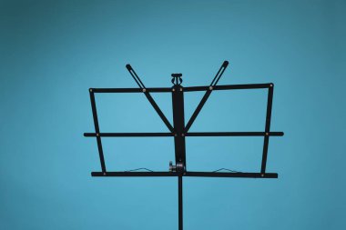 Açık mavi arkaplanda boş bir nota duruyor