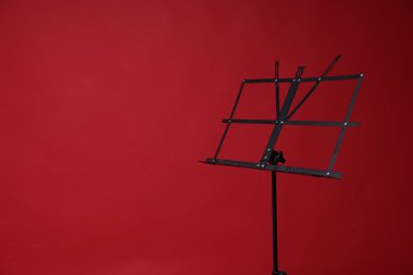 Kırmızı arkaplanda bir boş nota duruşu, metin için boşluk